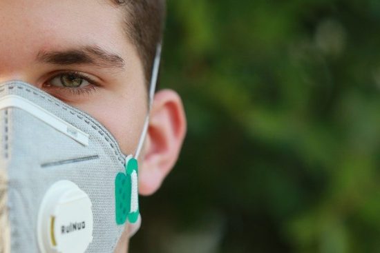 Personne masquée vulnérable pour se protéger du covid