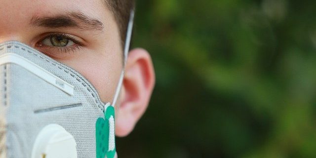 Personne masquée vulnérable pour se protéger du covid