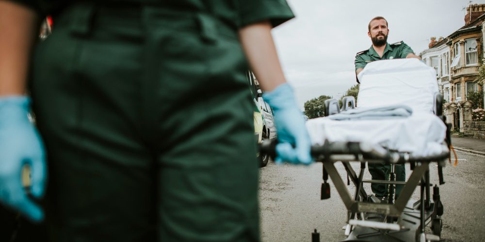 Des secouristes arrivent sur les lieux d'un accident