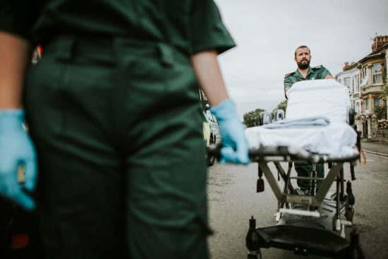 Des secouristes arrivent sur les lieux d'un accident