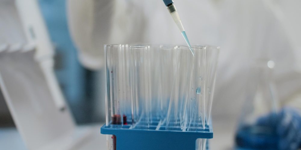 Liquide déversé dans une pipette
