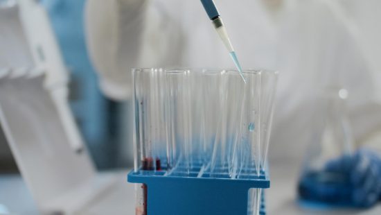 Liquide déversé dans une pipette